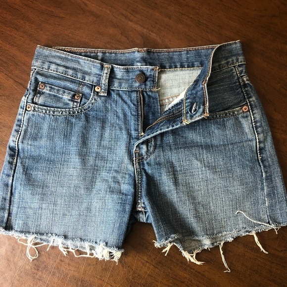 Levi’s 550 Size 26W Relax Fit Women’s Cutoff Shorts Denim Raw Hem - Picture 3 of 9